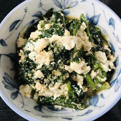 レシピを参考にして作ってみました。豆腐とほうれん草でしっかり栄養が摂れるヘルシーな一品ですね。優しい甘みのある味付けで味噌の風味がよくて美味しくいただけました。